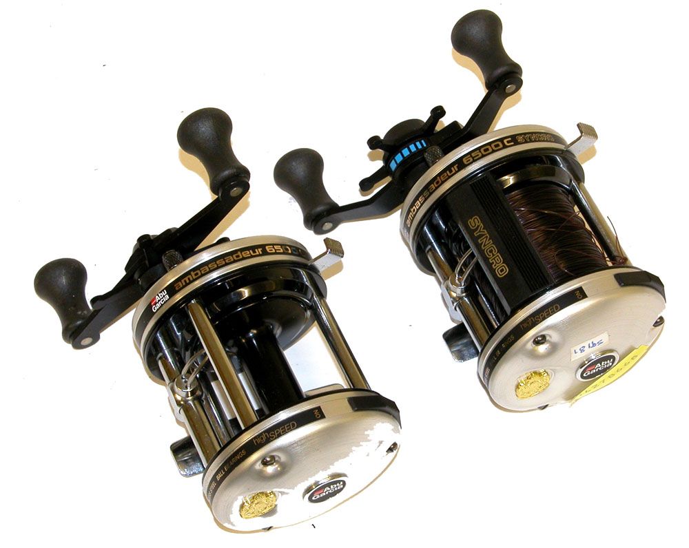 which is better braided or mono fishing line What's the best fishing line to use? When it comes to fishing lines, there  are three main types that fishermen often discuss: monofilament (mono), braided  lines, and fluorocarbon. Each of these lines