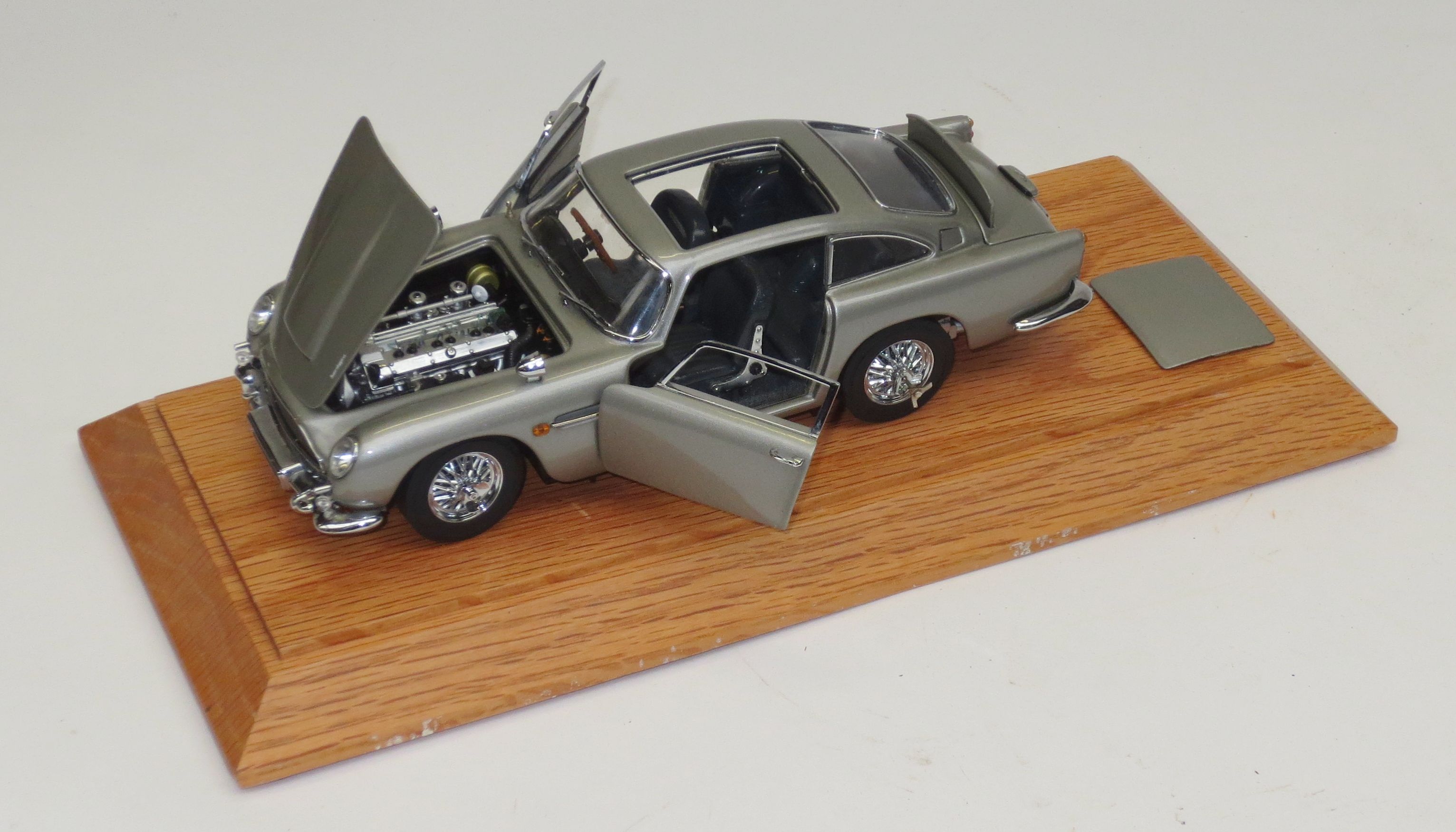 THE DANBURY MINT. A JAMES BOND 007 ASTON MARTIN DB5 IN ORIGINAL BOX. Toys - Toys