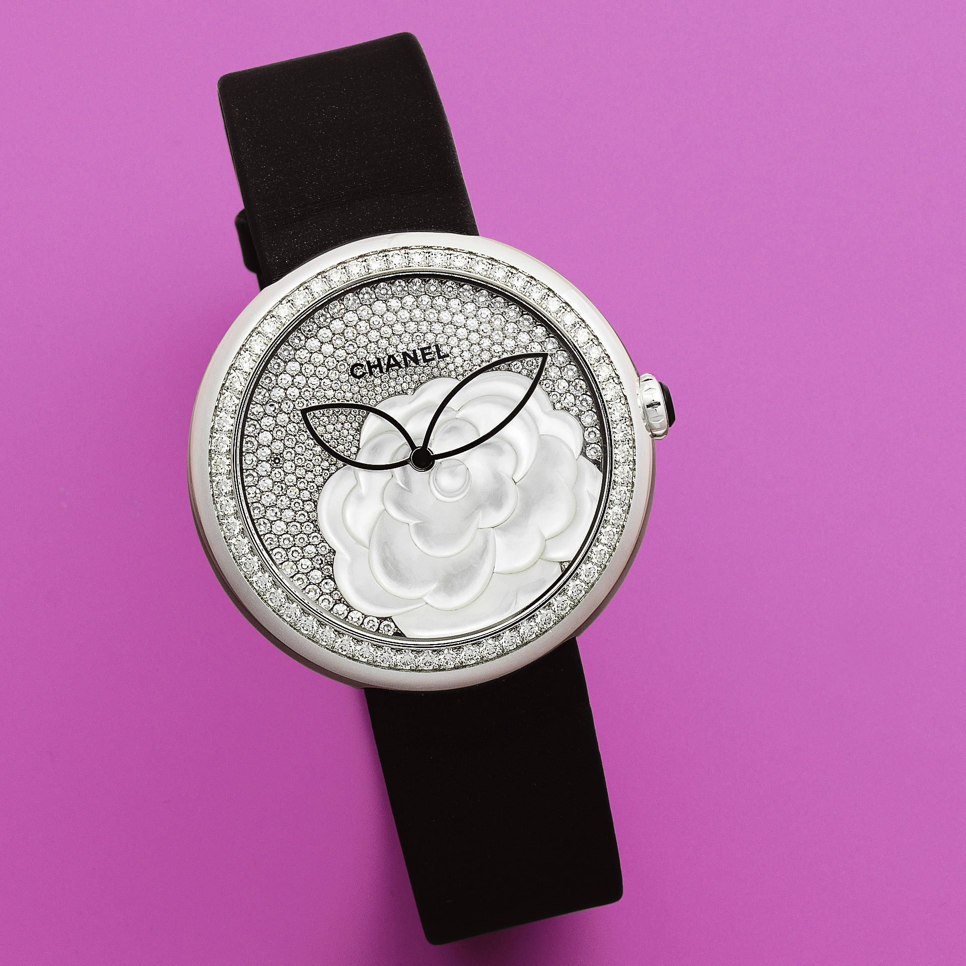 Bonhams A fine 18K white gold and diamond set automatic