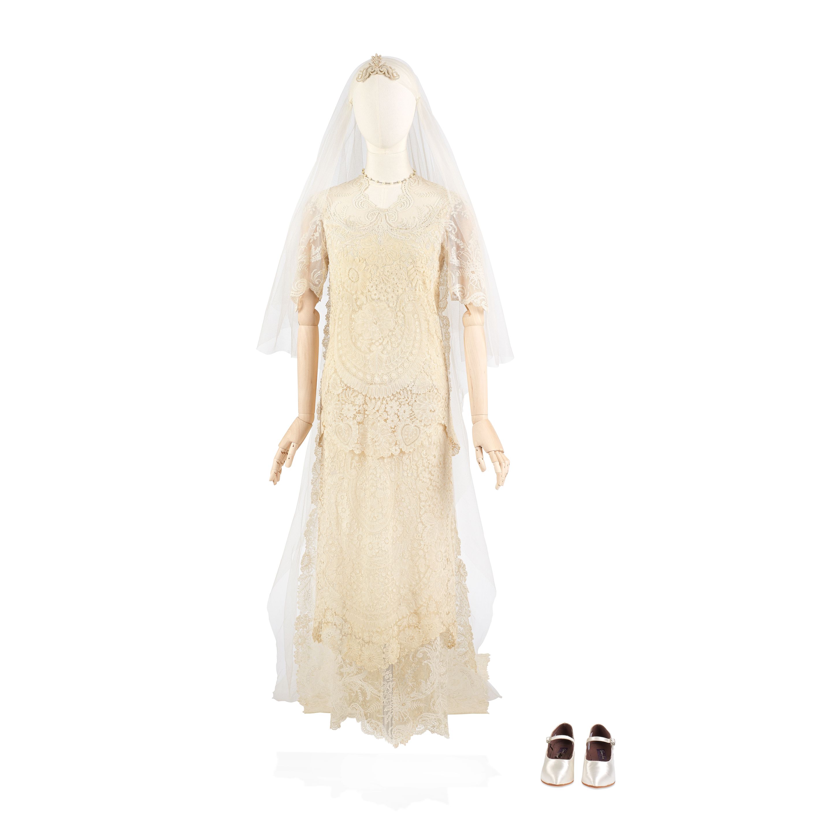 Bonhams : Laura Carmichael (as Lady Edith): Wedding dress and accessories,  worn for the marriage of Lady Edith Crawley to Bertie Pelham, Marquess of  Hexham Season 6, Episode 9, 'The Finale' 7